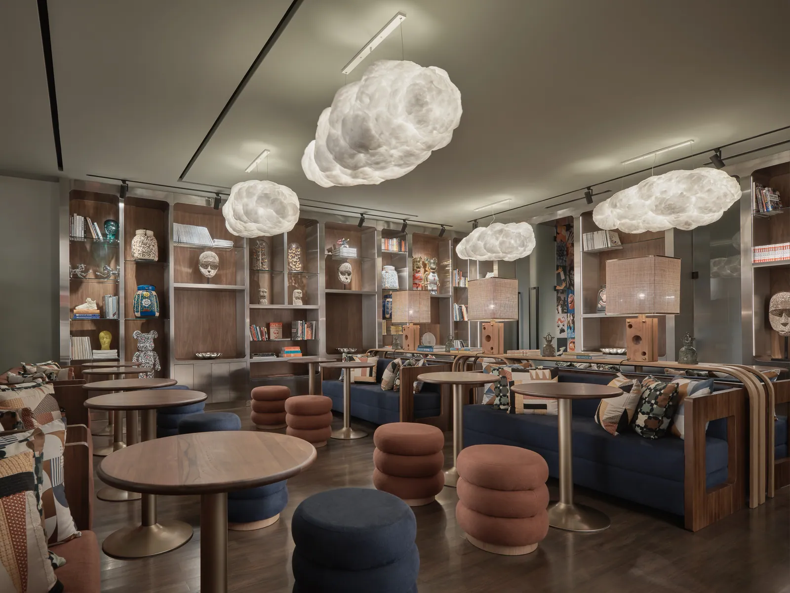 โคมไฟรูปเมฆเหนือพื้นที่ co-working FORUM ของ Public House Bangkok