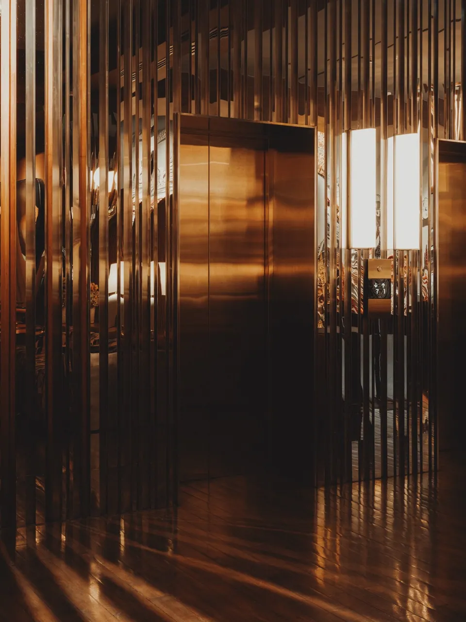 โถงลิฟต์ทองเหลืองของ Public House Bangkok